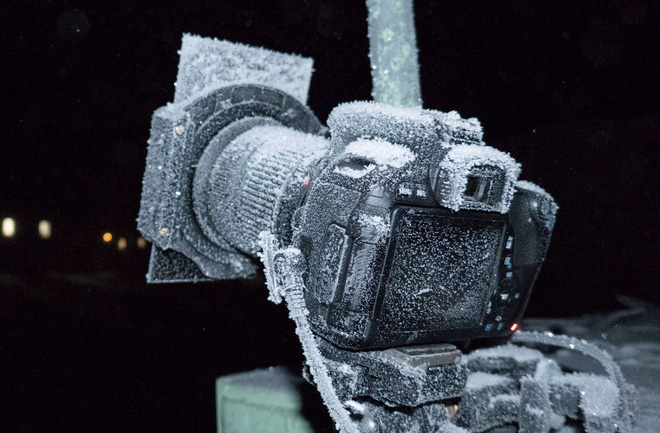 frozencamera2 1525625223387433621385 Nhiếp ảnh gia nổi tiếng chia sẽ bí quyết chụp ảnh ở nơi lạnh nhất hành tinh khi mọi thứ đều đông cứng